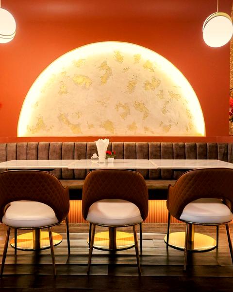 Vincere La Pizza บรรยากาศภายในร้าน โซฟากำมะหยี่ใต้ซุ้มโค้งทอง